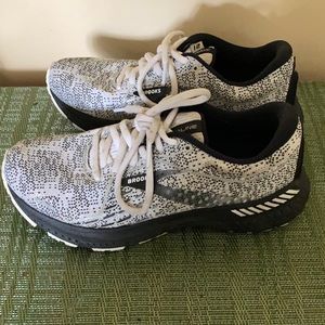 Black and White Women’s Running Shoes - Size 7